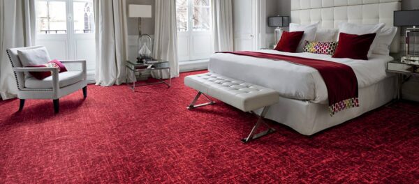 rødt rutete teppe hvit seng